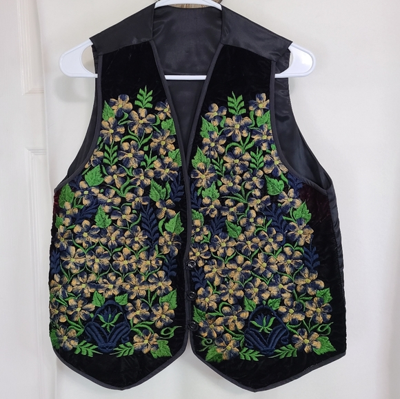 Hungarian Woman's Embroidered Outer Vest, Size: Medium Color: Floral - Picture 2 of 14